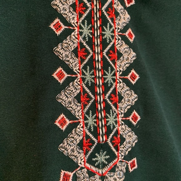 Beautiful hunter green top with embroidered trim - Picture 3 of 7